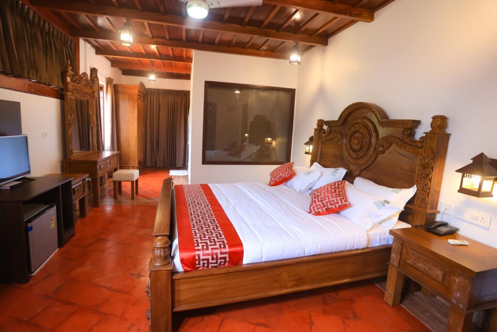 QUEEN’S ROOMS